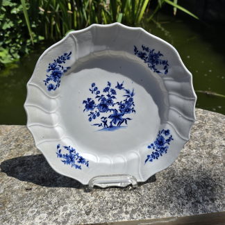 Assiette en porcelaine de Tournai décor à l’oiseau.