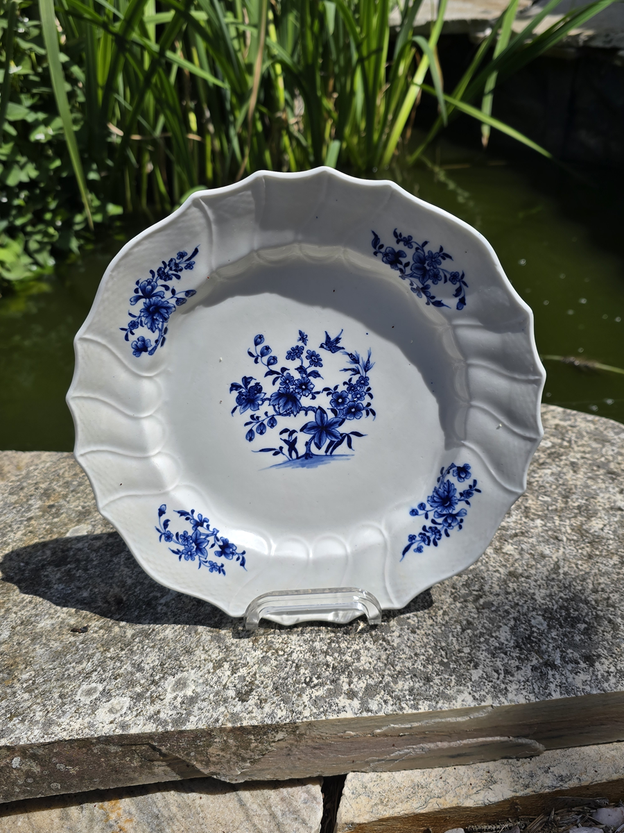 Assiette en porcelaine de Tournai décor à l’oiseau.