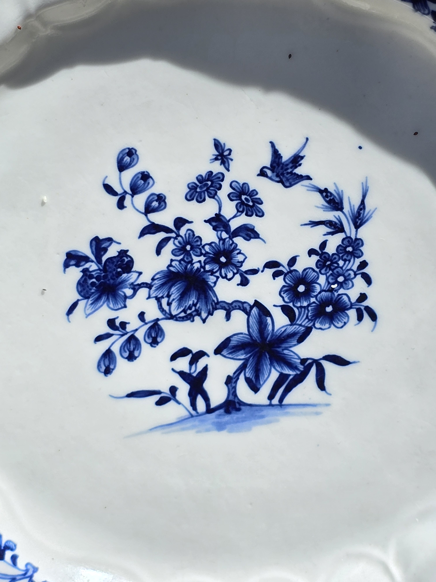 Assiette en porcelaine de Tournai décor à l’oiseau. – Image 3