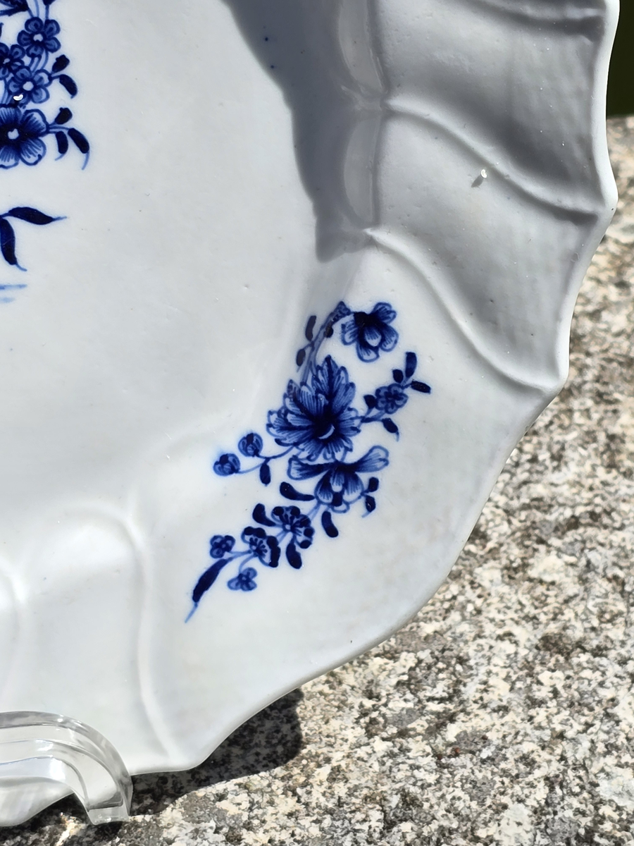 Assiette en porcelaine de Tournai décor à l’oiseau. – Image 2