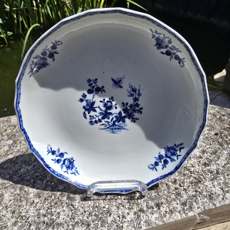 Compotier en porcelaine de Tournai (décor à la mouche)