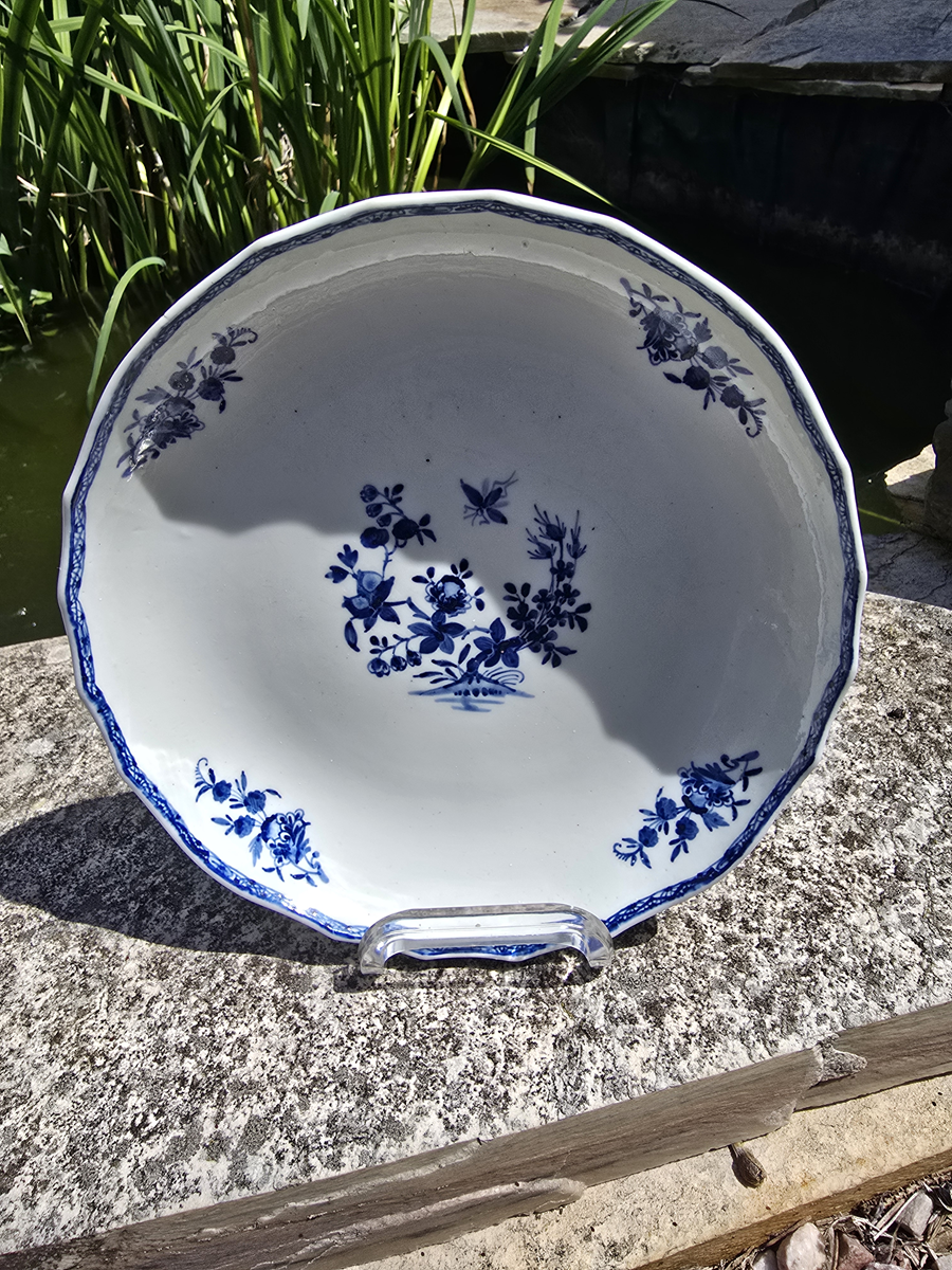 Compotier en porcelaine de Tournai (décor à la mouche)