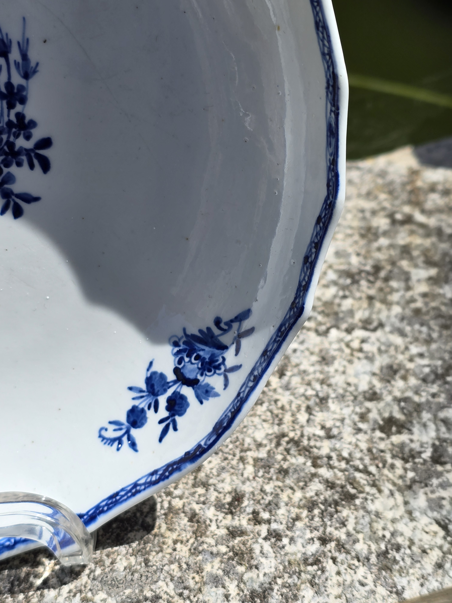 Compotier en porcelaine de Tournai (décor à la mouche) – Image 4