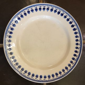 Assiette plate en porcelaine de Tournai décor au glands.