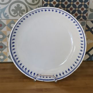Compotier en porcelaine de Tournai décor aux glands.