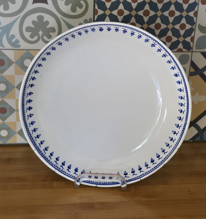Compotier en porcelaine de Tournai décor aux glands.