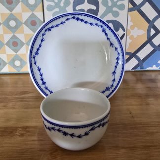 Pochon en porcelaine de Tournai (laurier fleuri).