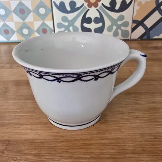 Tasse à chocolat en porcelaine tendre de Tournai (anneau).