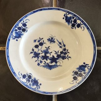 Assiette en porcelaine tendre de Tournai décor à la mouche.