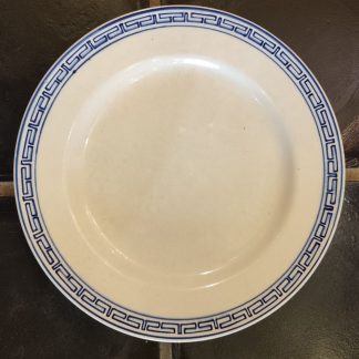 Assiette à diner en porcelaine de Tournai décor à la grecque